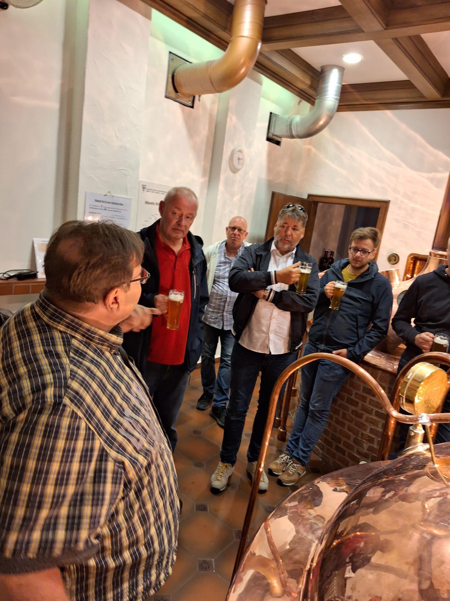 Und dann gab es für alle Bier: Bei der Brauereitour bei Hövels