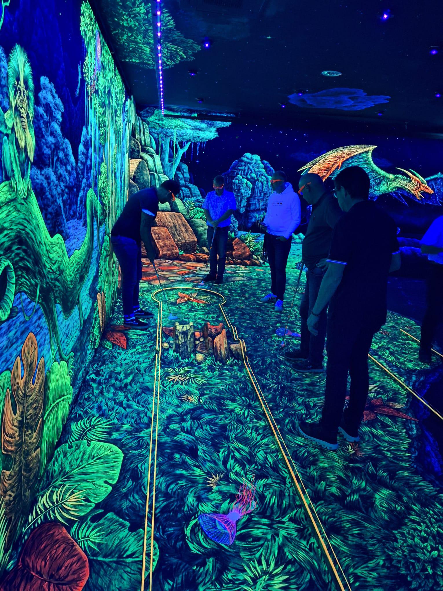 Dort wurde Minigolf im Dunkeln gespielt - Mit 3D Effekten